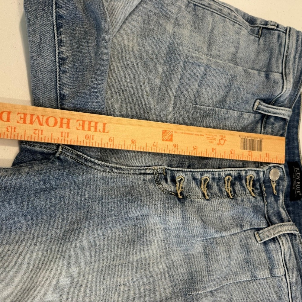 Judy Blue Light Wash Wide Leg Button Fly High Rise Jean Size 11/30 Pleated Front - Picture 8 of 11